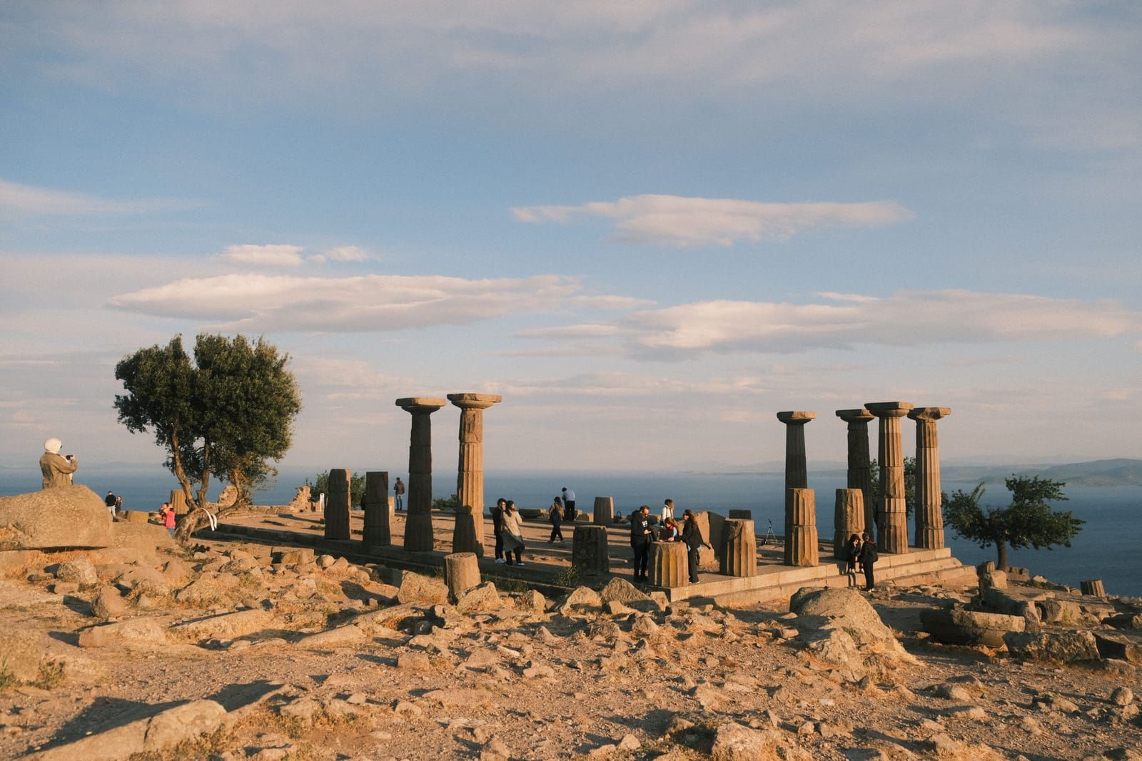 Assos Athena Tapınağı ve arkasında Ege denizi