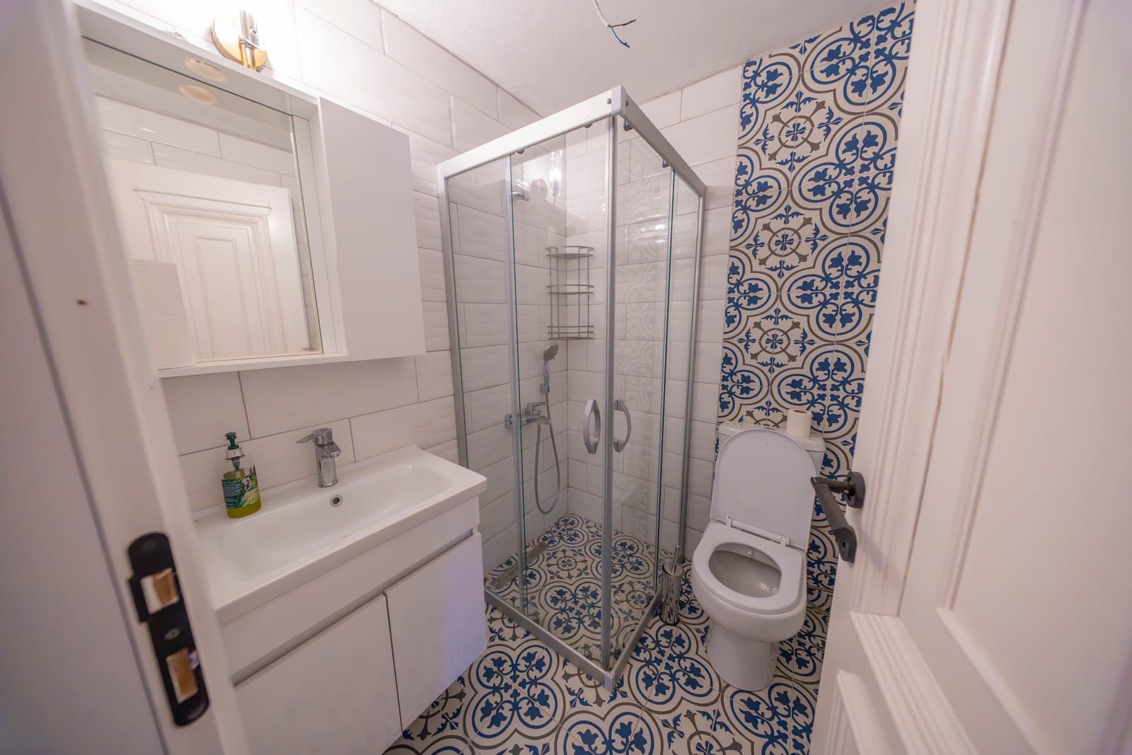Karo desenli banyo ve duşakabin