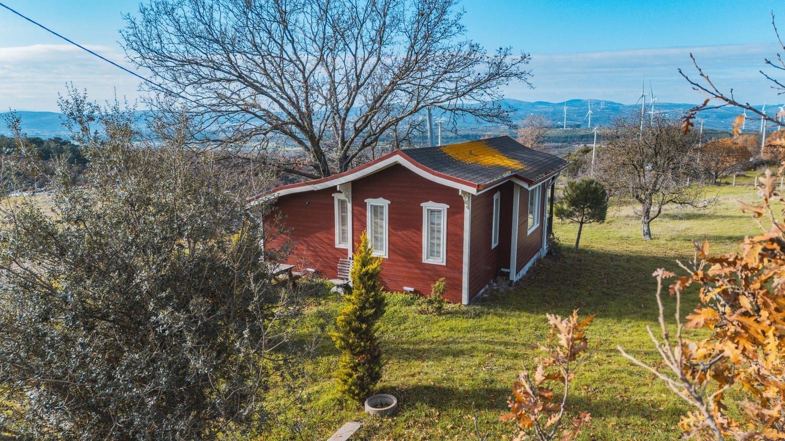 Çayırın içinde ahşap köy evi, gündüz